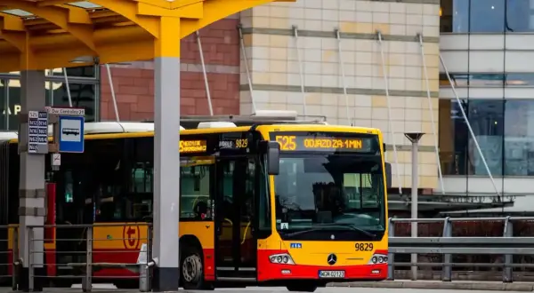Autobus 525 na przystanku, gotowy do odjazdu. To dobry sposób, jak dojechać na lotnisko Bemowo.