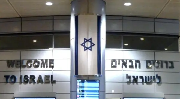 Powitanie w Izraelu. Flaga Izraela i napisy "Welcome to Israel" oraz "ברוכים הבאים לישראל" na lotnisku. Wiza do Izraela jest ważna.