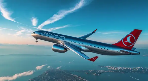 Samolot Turkish Airlines leci nad miastem. Zastanawiasz się, ile trwa lot z Katowic do Bodrum?