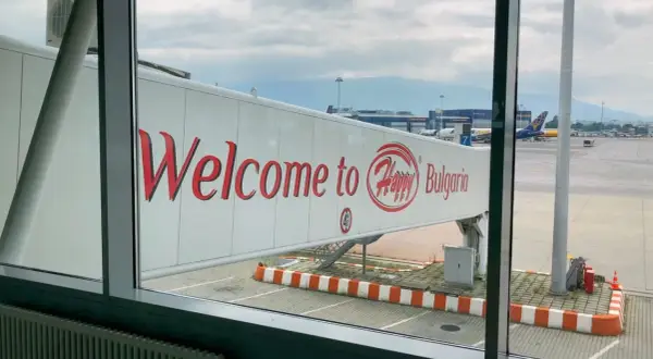 Witamy w Bułgarii! Już niedługo dowiesz się, ile trwa lot z Polski do Bułgarii, gdy przejdziesz tym rękawem.