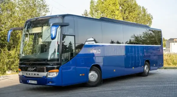Niebieski autokar Setra DLA, idealny na podróże po Niemczech. Sprawdź ceny i zaplanuj wycieczkę!