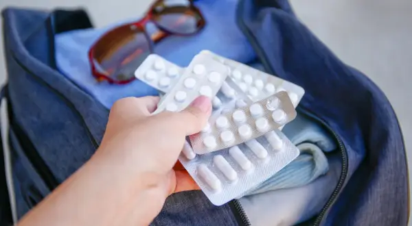 Pakowanie się do Turcji? Pamiętaj o apteczce! Oto kilka leków, które warto zabrać, by podróż była bezpieczna i komfortowa.