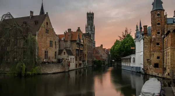 Bruggia, z jej kanałami i wieżą Belfort, to kwintesencja tego, z czego słynie Belgia: średniowieczna architektura i malownicze krajobrazy.