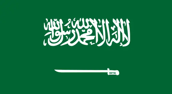 Flaga Arabii Saudyjskiej z napisem i szablą. Planujesz podróż? Sprawdź wymagania dotyczące wizy do Arabii Saudyjskiej.