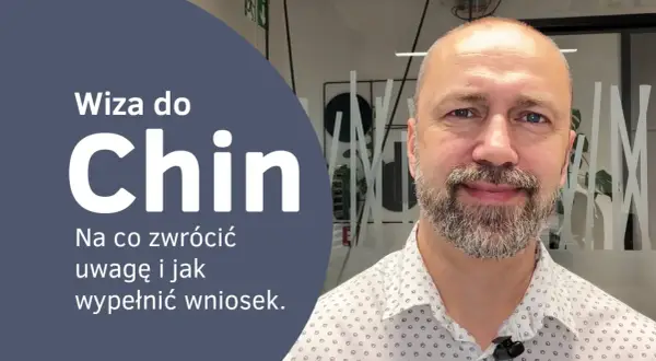 Wiza do Chin: poradnik, jak wypełnić wniosek i na co zwrócić uwagę. Mężczyzna z brodą uśmiecha się do kamery.