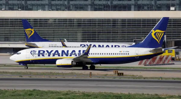 Dwa samoloty Ryanair na płycie lotniska. Jeśli masz problem z lotem, sprawdź, jak złożyć Ryanair reklamacje.