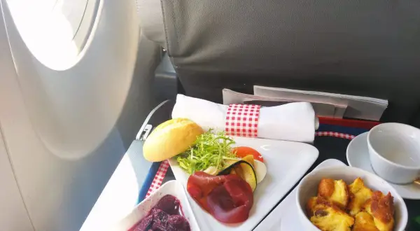 Smaczne posiłki flydubai: pieczone mięso, warzywa, sałatka, pieczywo i deser.