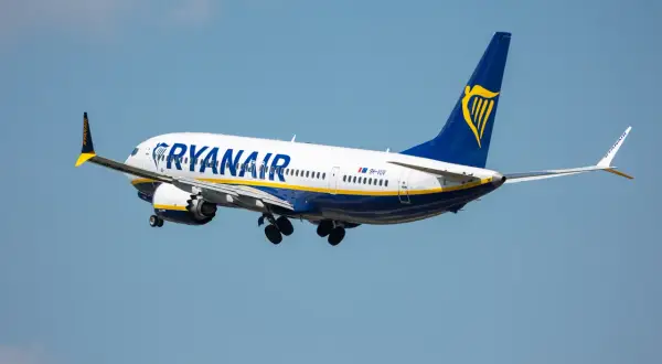 Samolot Ryanair w locie. Pamiętaj o zasadach dotyczących tego, ile płynów można mieć w bagażu podręcznym Ryanair, aby podróż przebiegła gładko.
