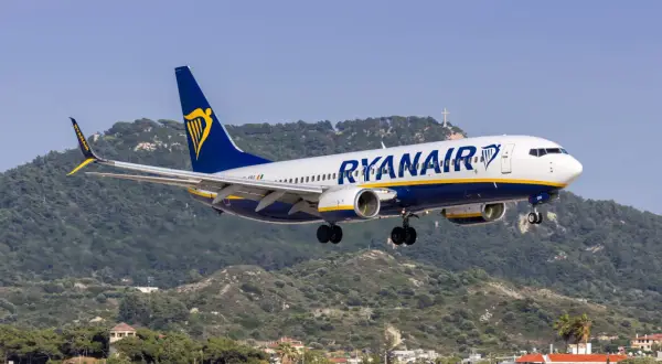 Ryanair ląduje na Malcie, zbliżając się do zielonych wzgórz z krzyżem na szczycie.
