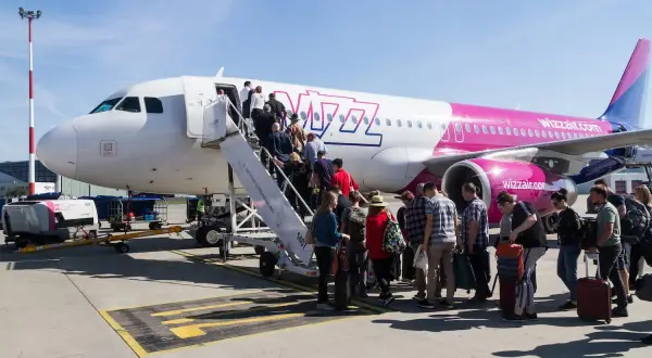 Pasażerowie wsiadają do samolotu Wizzair. Czy to lotnisko na Teneryfie?