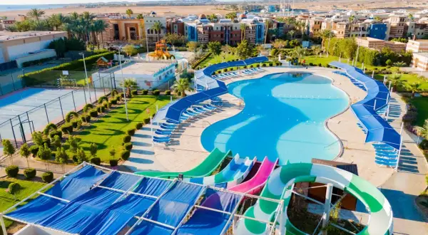 Basen i zjeżdżalnie w resorcie, gdzie radisson individuals mogą spędzać wakacje. Obok boisko sportowe.