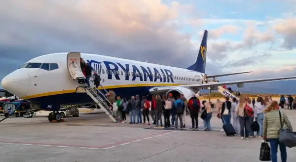 Pasażerowie wsiadają do samolotu Ryanair. Skorzystaj z okazji i kup bilety z 10% zniżki!