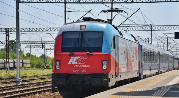 Czerwono-niebieski pociąg PKP Intercity stoi na stacji. Czy można kupić bilet w pociągu? To pytanie zadaje sobie wielu podróżnych.