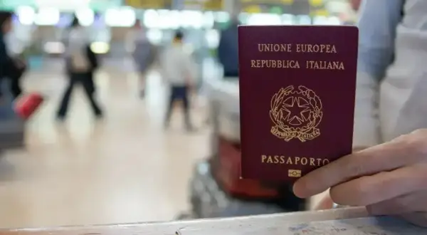 Włoski paszport, nie serbski dowód, gotowy do podróży.