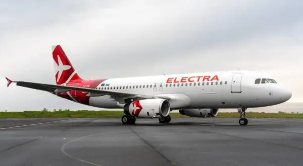 Samolot Electra Airways na płycie lotniska. Czekam na odbiór mojego bagażu po podróży.
