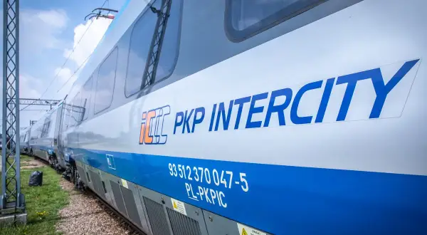 Pociąg PKP Intercity gotowy do podróży. Czas ruszać gdzie na Mazury pociągiem!