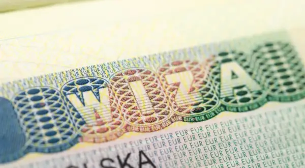 Fragment dokumentu z napisem "WIZA" i "POLSKA". To jest co to wiza - dokument uprawniający do wjazdu lub pobytu.