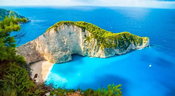 Grecja gdzie na wakacje? Wyobraź sobie Navagio Beach na Zakynthos – białe klify, turkusowa woda i ukryta plaża. Idealne miejsce na niezapomniany urlop.