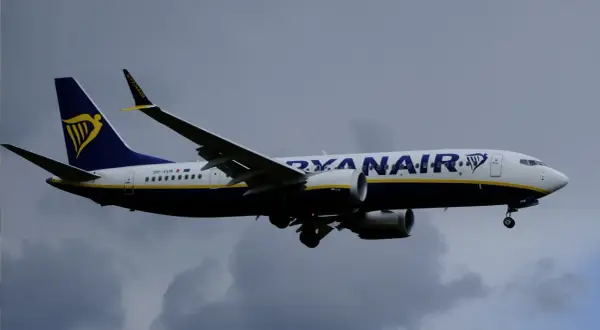 Samolot Ryanair z logo na ogonie leci na tle chmur. Czyżby pasażerowie planowali Ryanair zmiana nazwiska?