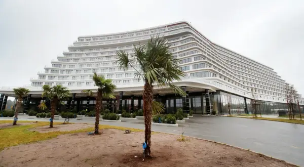 Nowoczesny hotel Gołębiewski w Pobierowie, z tarasami i palmami, czeka na otwarcie.