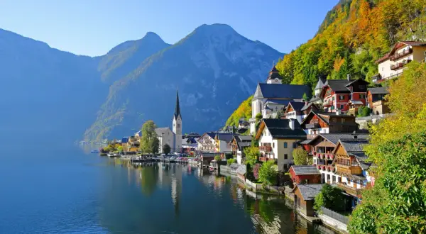 Hallstatt, z czego słynie Austria, to malownicza wioska nad jeziorem, otoczona jesiennymi górami.