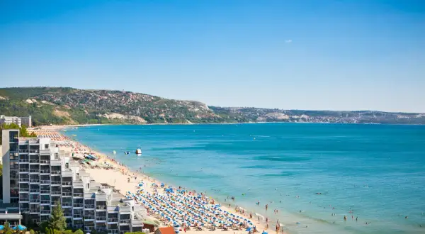 Tłum ludzi na plaży w Złotych Piaskach, Bułgaria. Zastanawiasz się, ile trwa lot do Bułgarii? To idealne miejsce na wakacje!