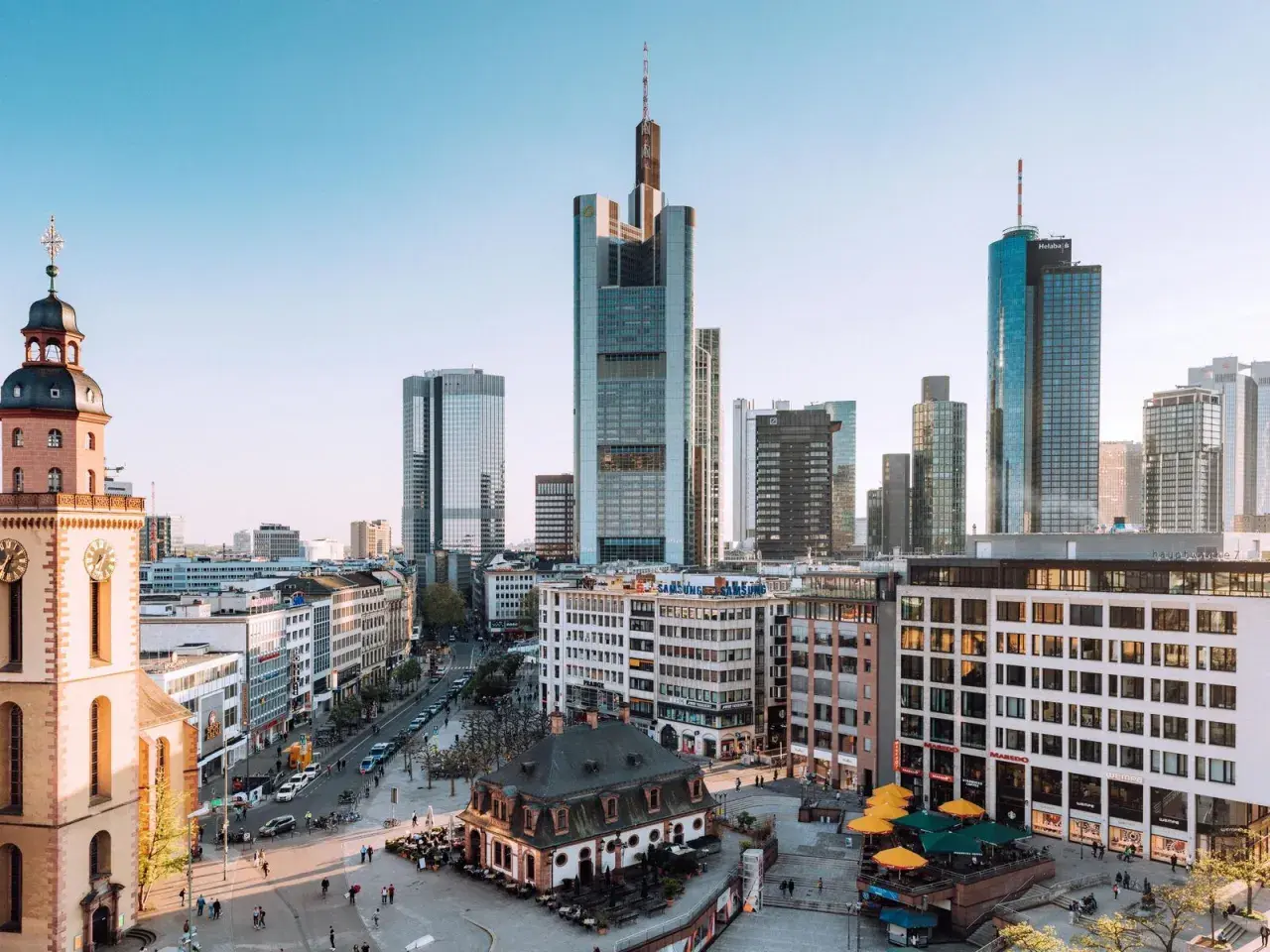 Frankfurcka panorama z wieżowcami i zabytkowym kościołem. Idealne miejsce na tanie loty z Niemiec!