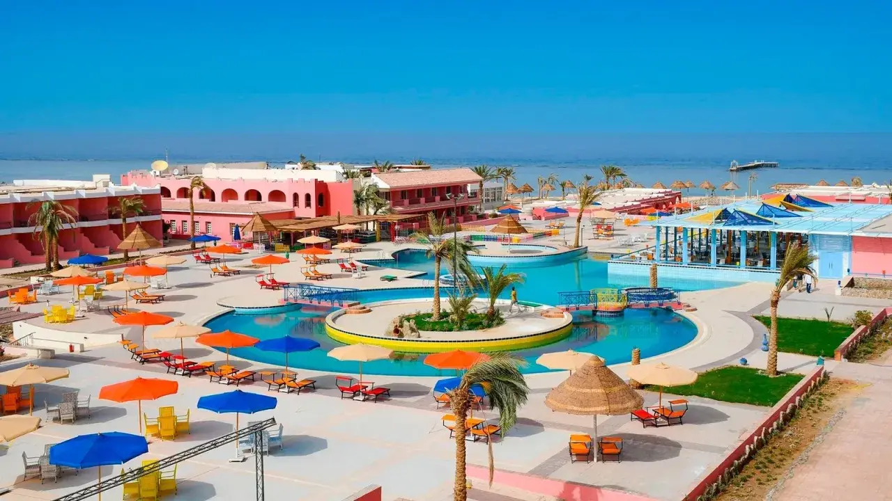 Rajski kurort z basenami i palmami, idealny na super last minute all inclusive z Rzeszowa.