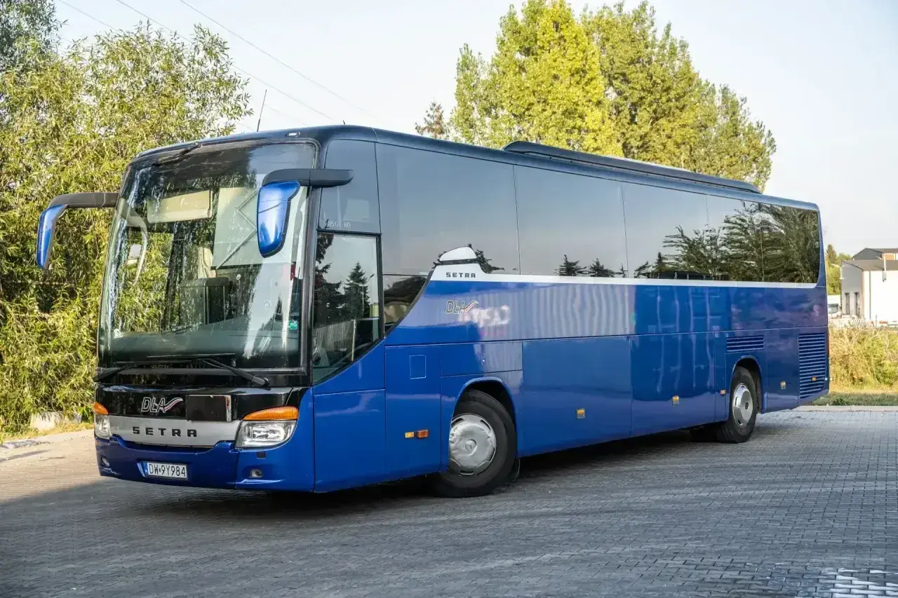 Niebieski autokar Setra DLA, idealny na podróże po Niemczech. Sprawdź ceny i zaplanuj wycieczkę!