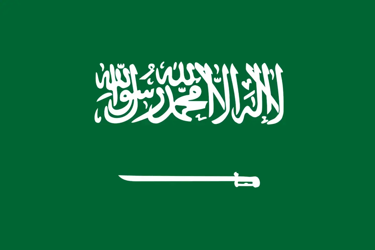 Flaga Arabii Saudyjskiej z napisem i szablą. Planujesz podróż? Sprawdź wymagania dotyczące wizy do Arabii Saudyjskiej.