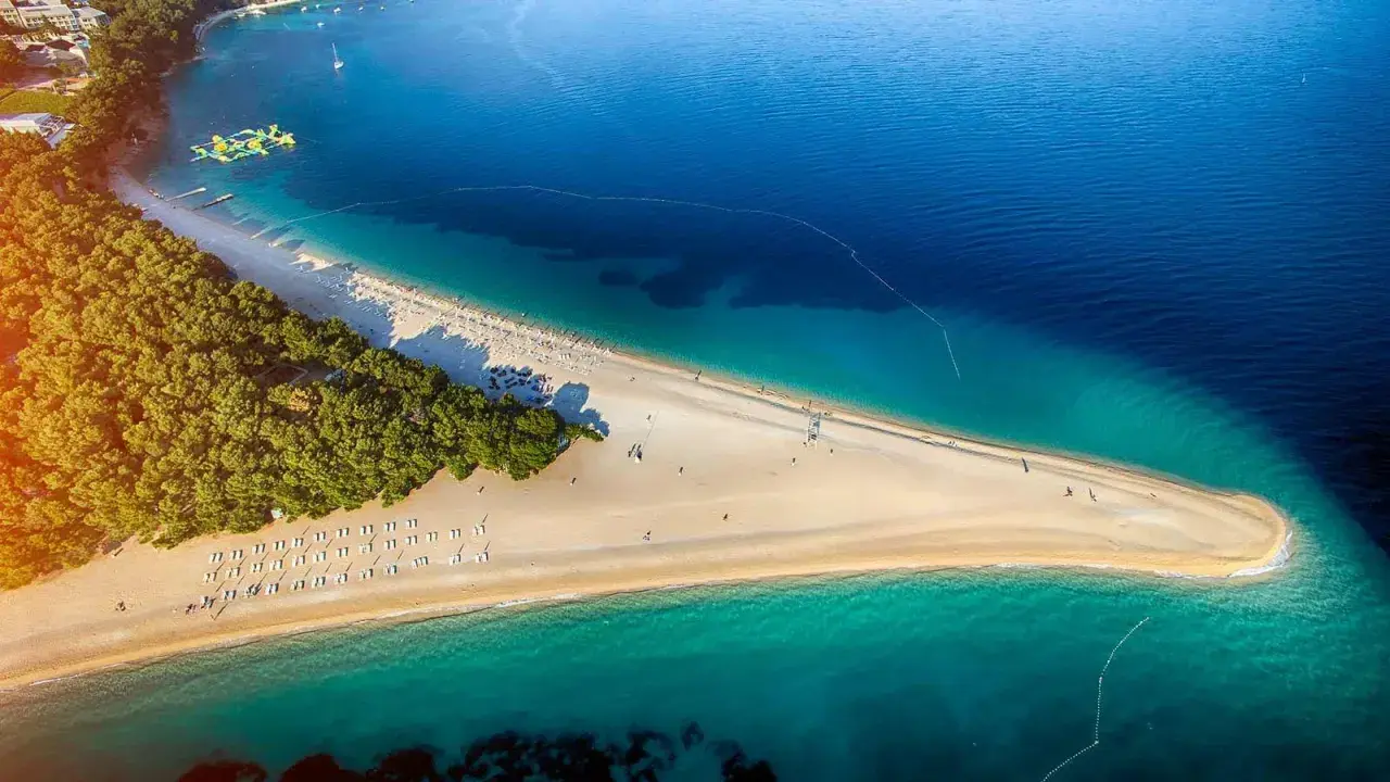 Złota plaża w Chorwacji, marzenie o wakacjach. Zastanawiasz się, ile się leci do Chorwacji, by zobaczyć ten raj?
