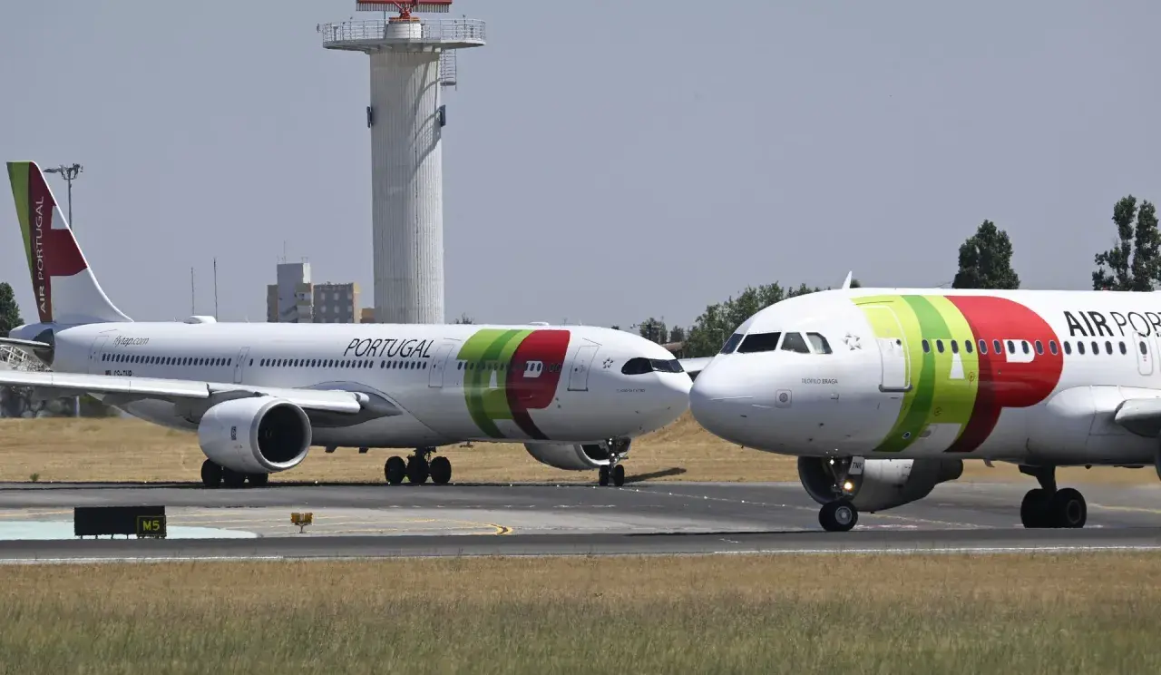 Dwa samoloty portugalskich linii lotniczych TAP Air Portugal na płycie lotniska.