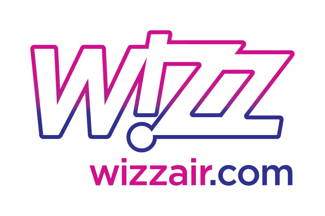 Logo Wizz Air z napisem wizzair.com. Szukasz okazji? Sprawdź wizzair kod rabatowy na tanie loty!