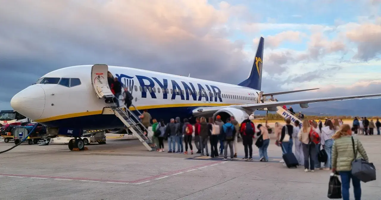 Pasażerowie wsiadają do samolotu Ryanair. Skorzystaj z okazji i kup bilety z 10% zniżki!