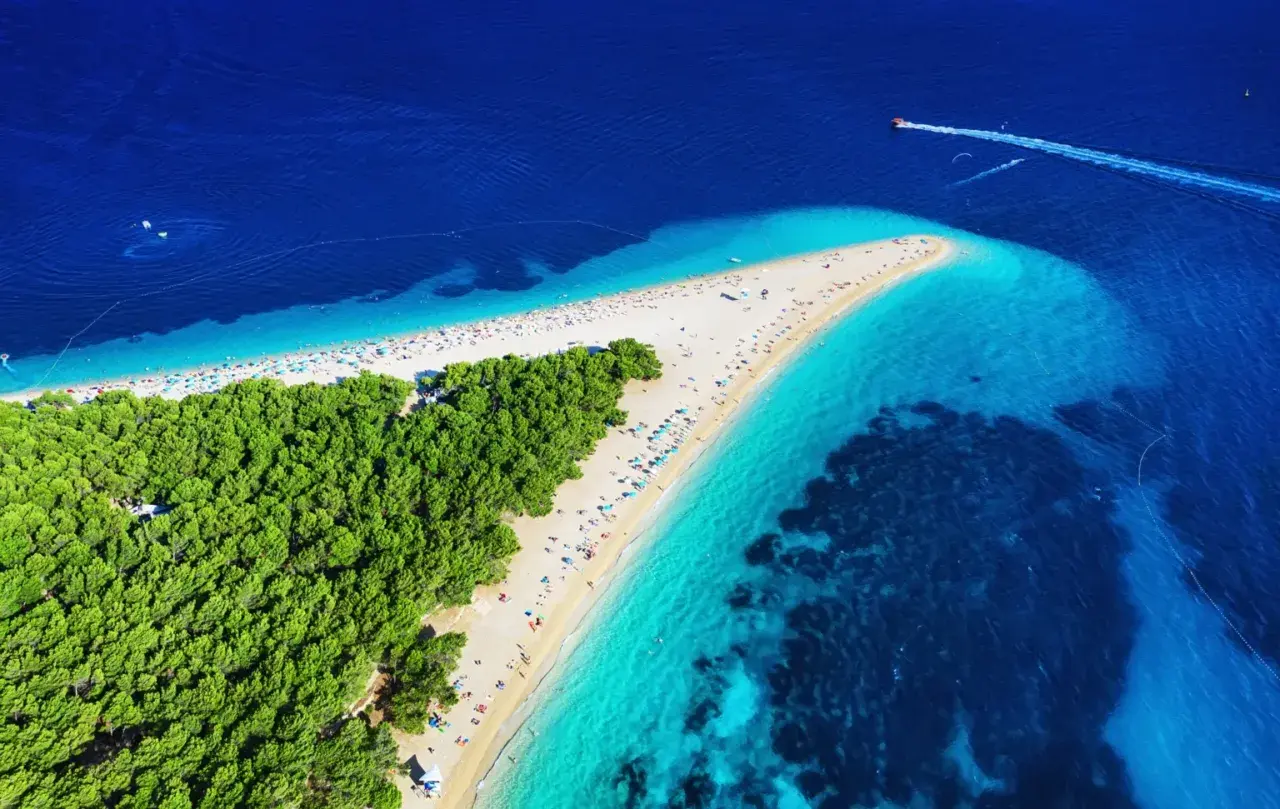 Zloty Róg, jedna z chorwackich najpiękniejszych plaż, otoczona turkusowym morzem i sosnowym lasem. Idealne miejsce na wakacje.