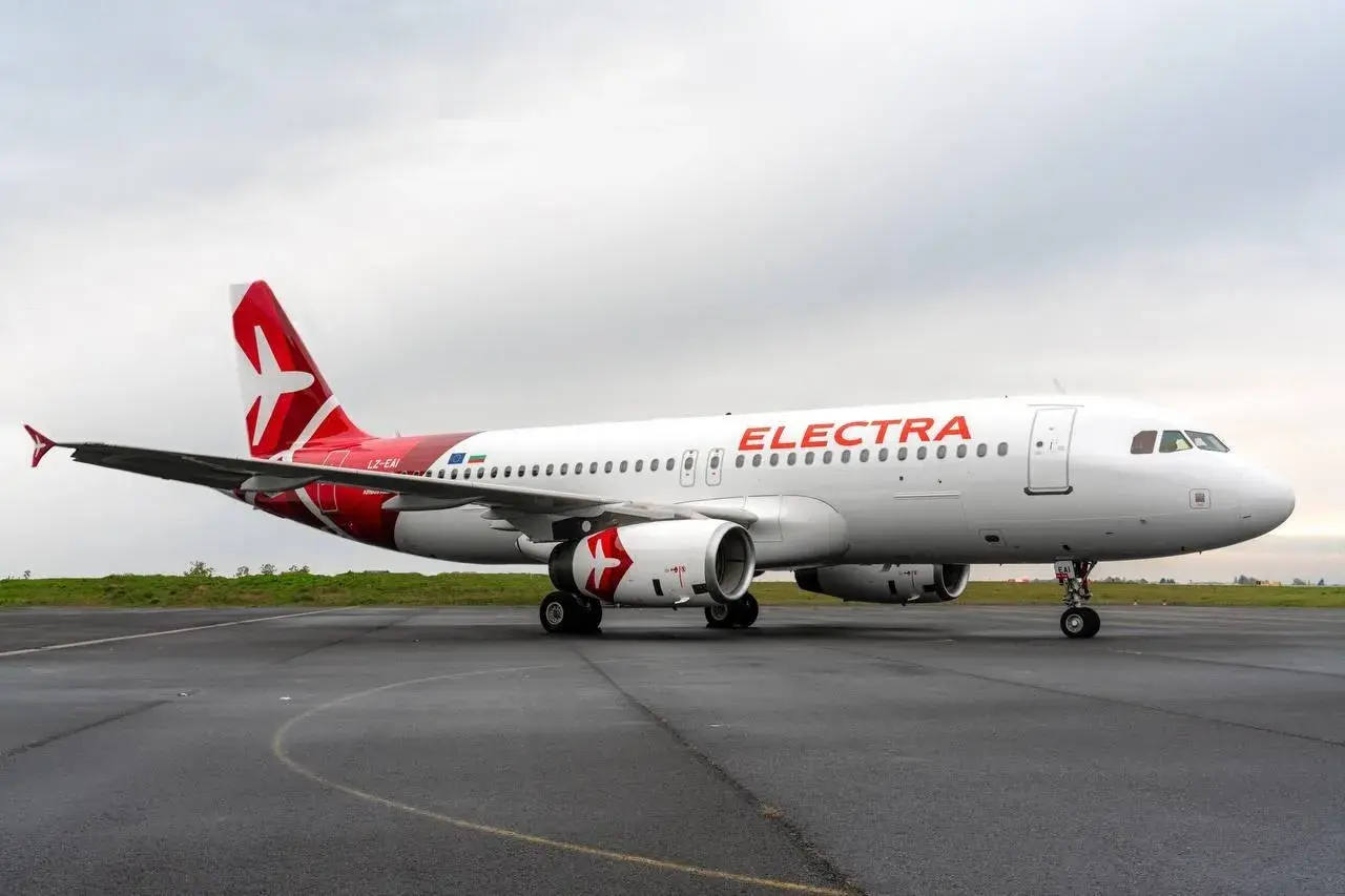 Samolot Electra Airways na płycie lotniska. Czekam na odbiór mojego bagażu po podróży.