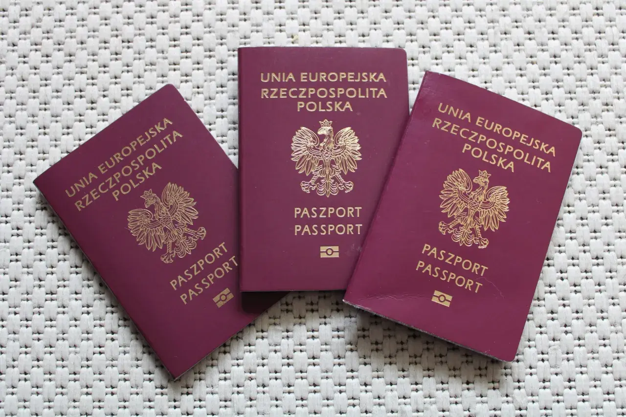 Trzy polskie paszporty, gotowe do podróży. Sprawdź wymagania paszportowe przed wyjazdem.