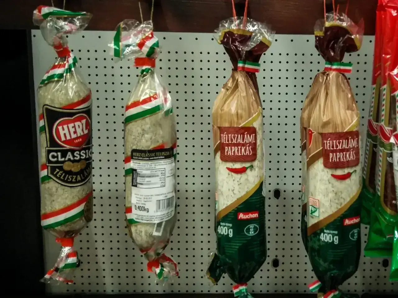 Węgierskie salami, świetny pomysł, co przywieźć z Węgier. Wisi na ścianie w opakowaniach z węgierską flagą.
