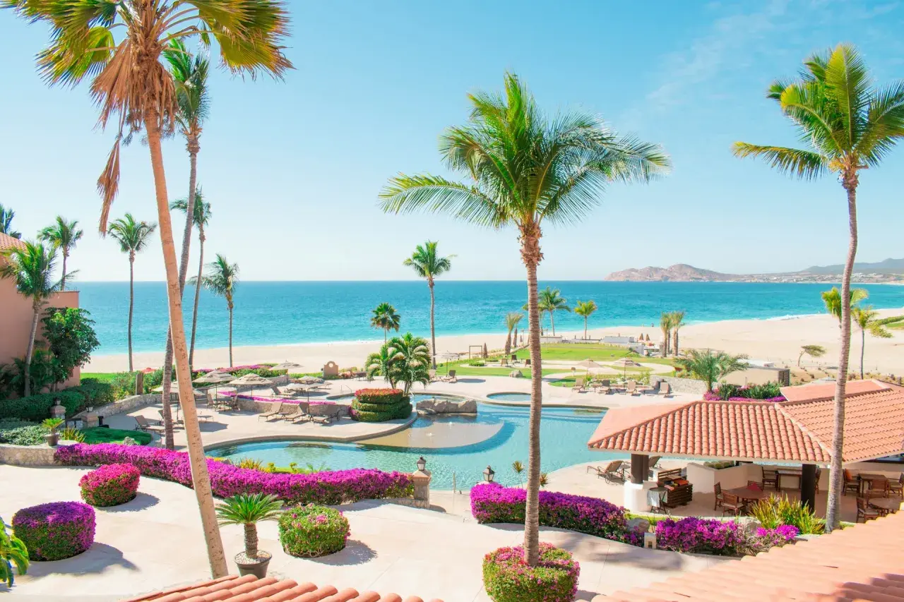 Rajskie wakacje z **ultra all inclusive**: palmy, basen, plaża i ocean. Idealne miejsce na relaks.