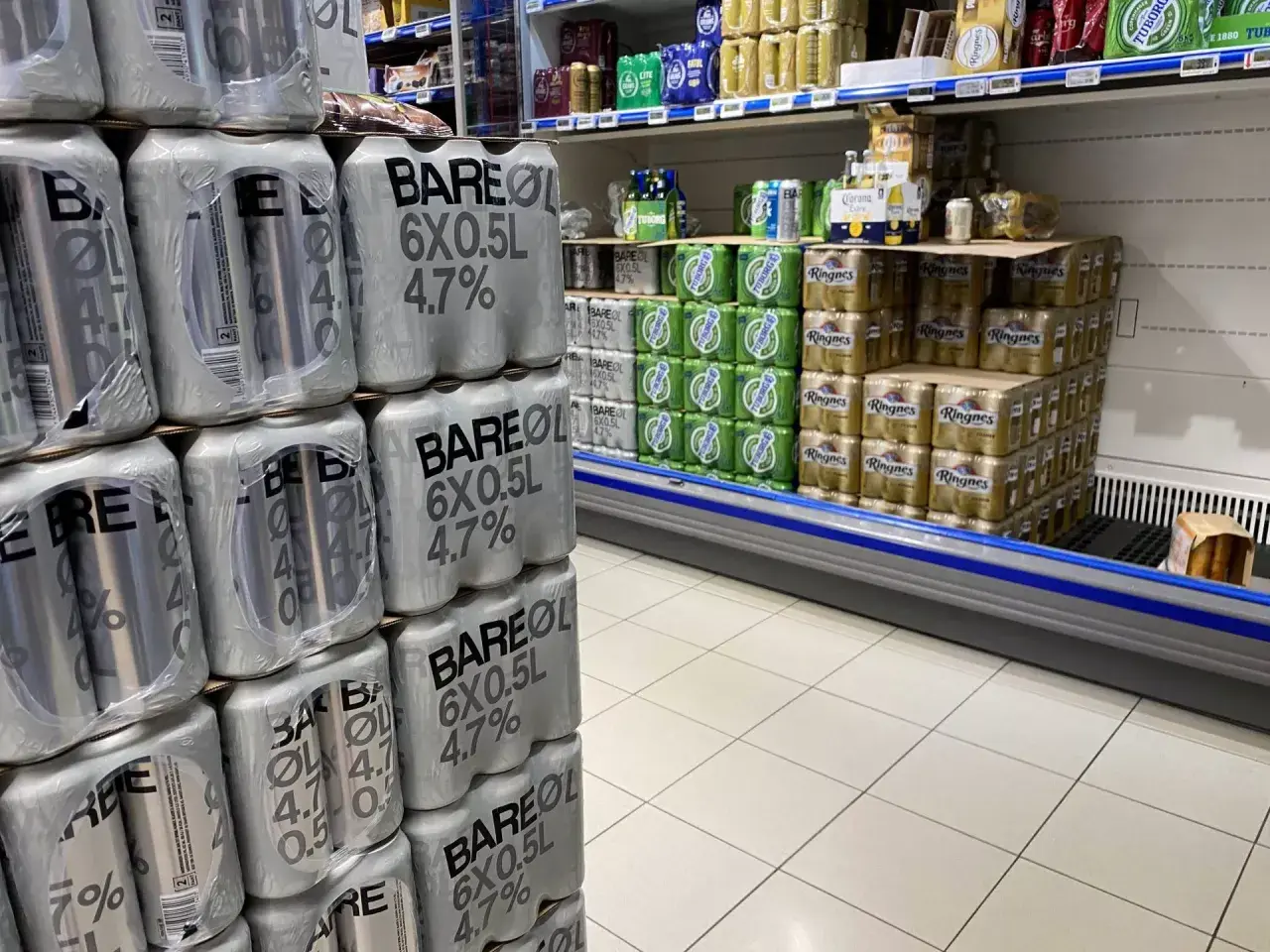 Piwo w norweskich sklepach. Widoczne pakiety piwa "Bare øl" i "Ringnes" sugerują ceny w norwegii.
