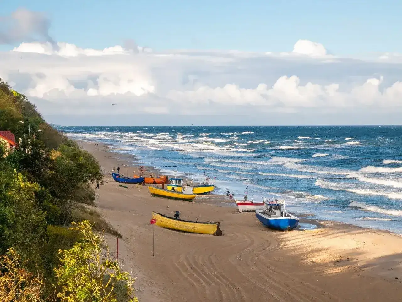 Piękne, piaszczyste plaże i kolorowe łodzie rybackie. Idealne miejsce, gdzie na weekend uciec od zgiełku miasta.