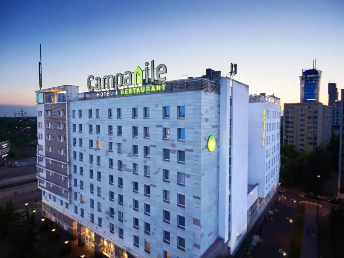 Nowoczesny hotel Campanile Warszawa z zielonym logo i napisem 