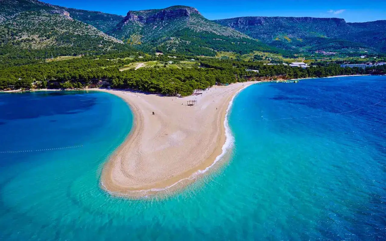 Zlatni Rat, jedna z chorwackich najpiękniejszych plaż, rozciąga się w turkusowych wodach Adriatyku.