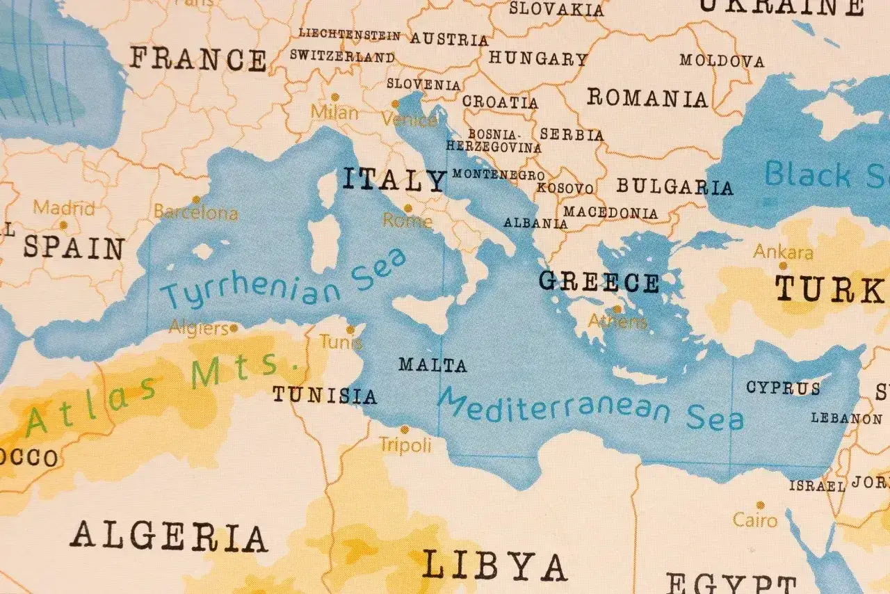 Mapa Europy i Afryki Północnej. Widać Albanię, a obok Morze Śródziemne. Jakie morze jest w Albanii? To Morze Śródziemne.