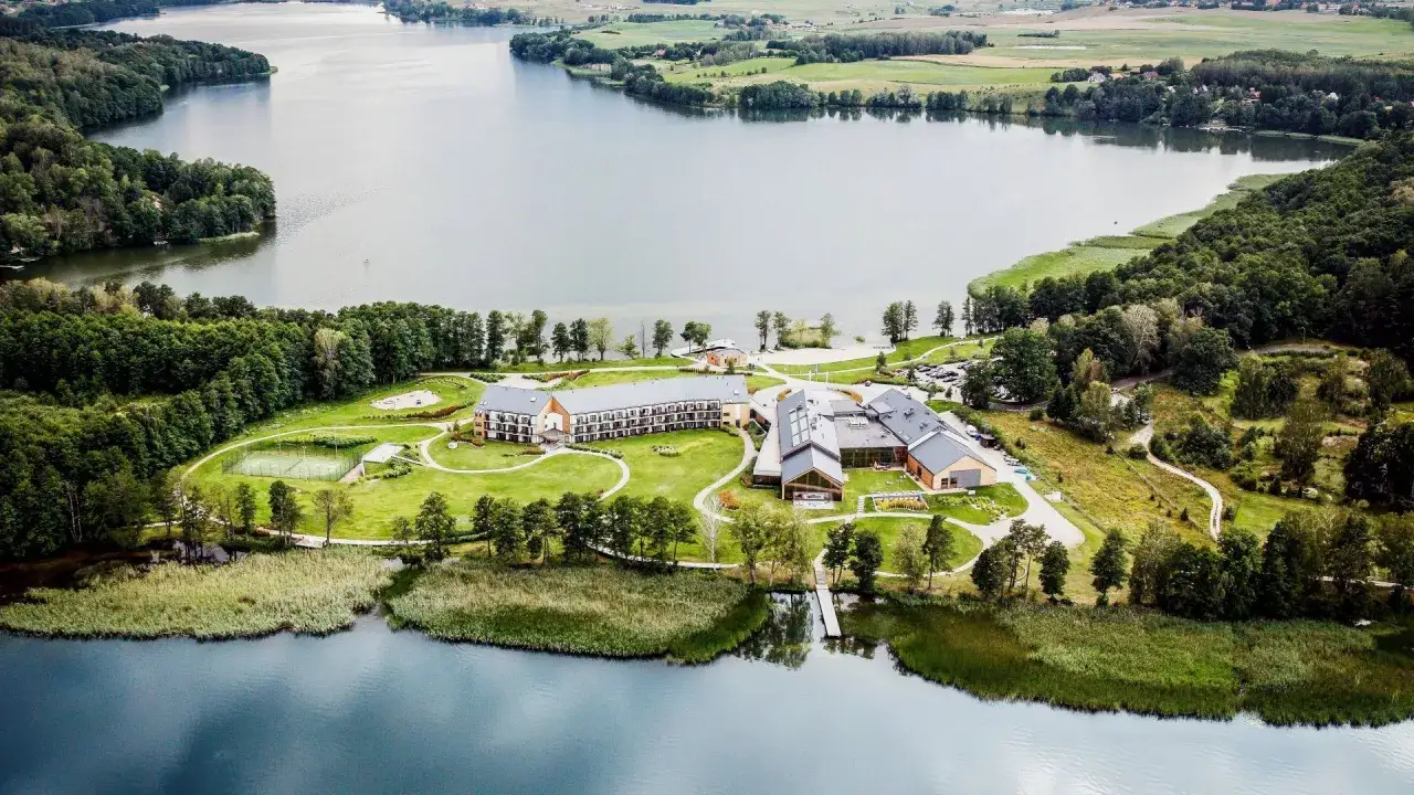 Luksusowy hotel 5 gwiazdkowy położony nad jeziorem, otoczony zielenią i lasami. Obiekt oferuje kort tenisowy i malownicze widoki.