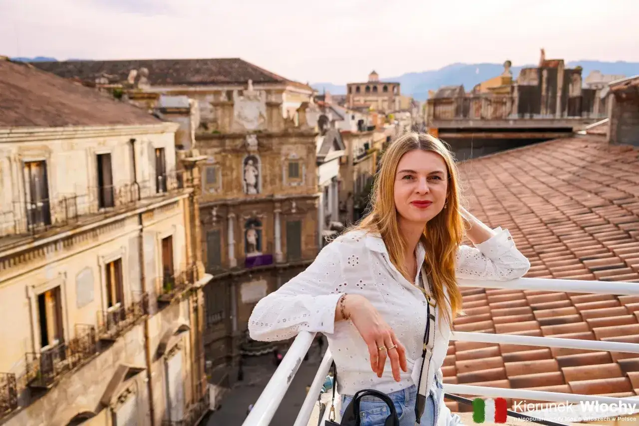 Kobieta na tle Palermo. Odpowiadając na pytanie: czy na Sycylii jest bezpiecznie? Tak, podróżowanie po Sycylii jest bezpieczne.