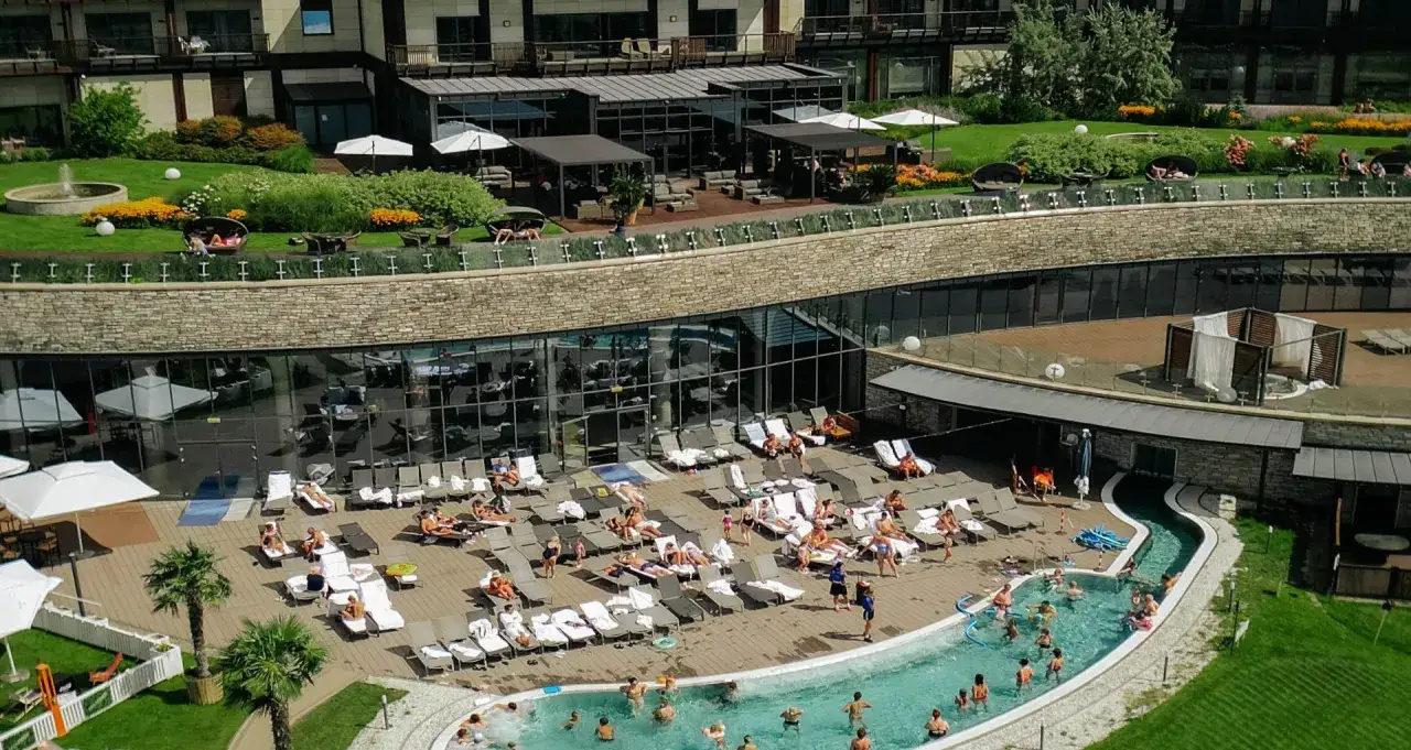 Relaks przy basenie w Hotelu Arłamów. Sprawdź hotel arłamów ceny i zarezerwuj swój pobyt.