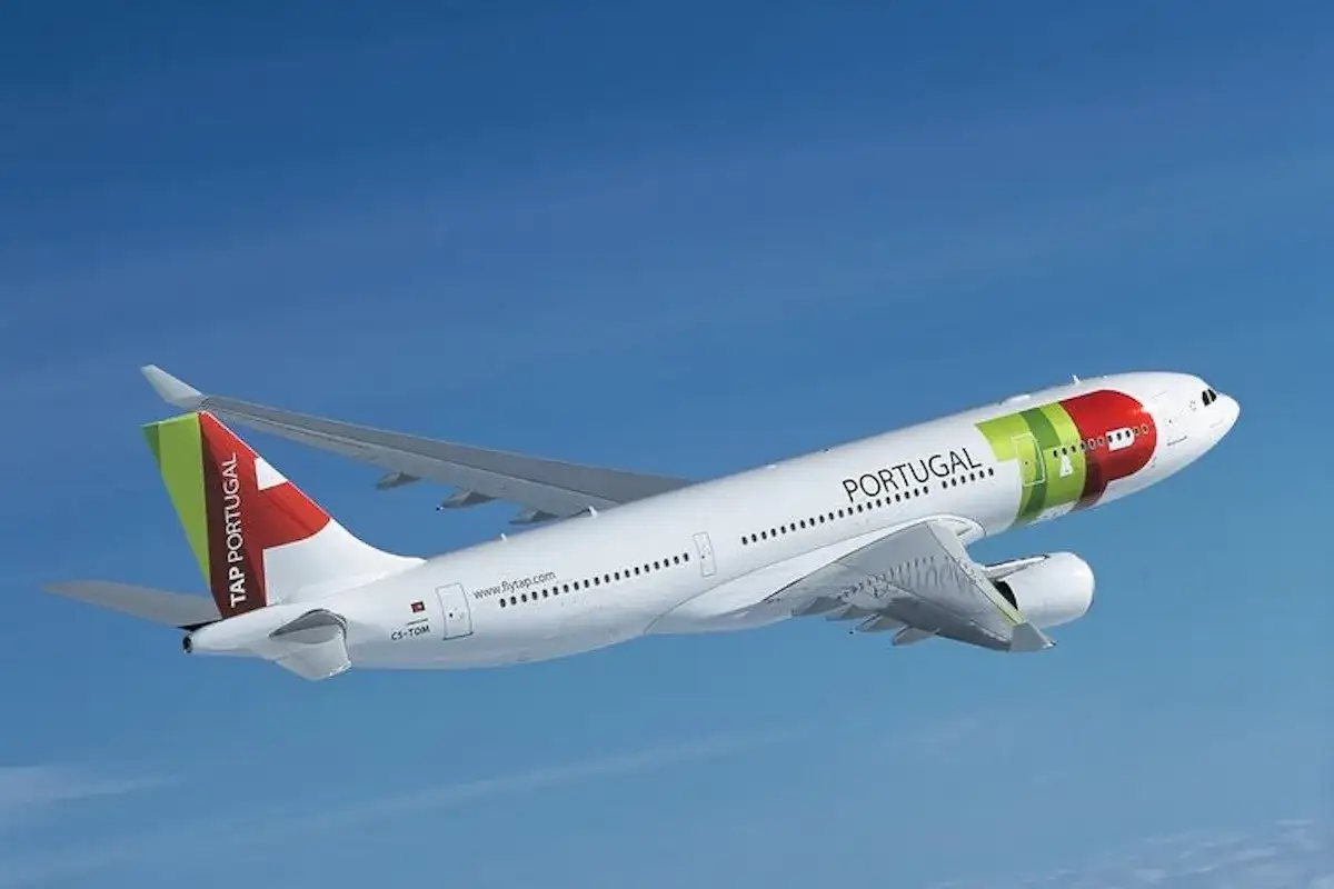Samolot TAP Air Portugal, portugalskie linie lotnicze, leci na tle błękitnego nieba.