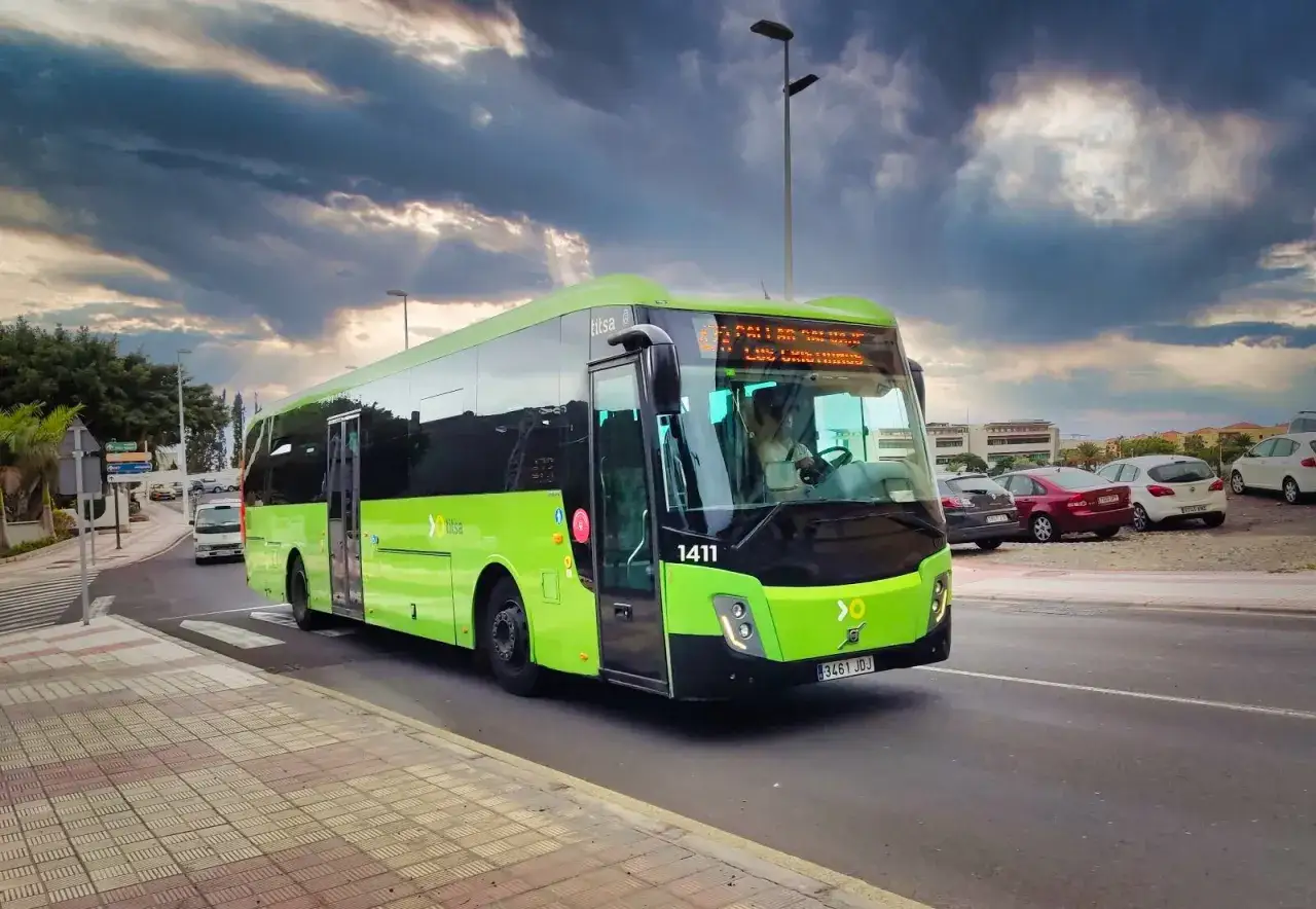 Zielony autobus Titsa na Teneryfie. Sprawdzanie cen biletów przed podróżą.