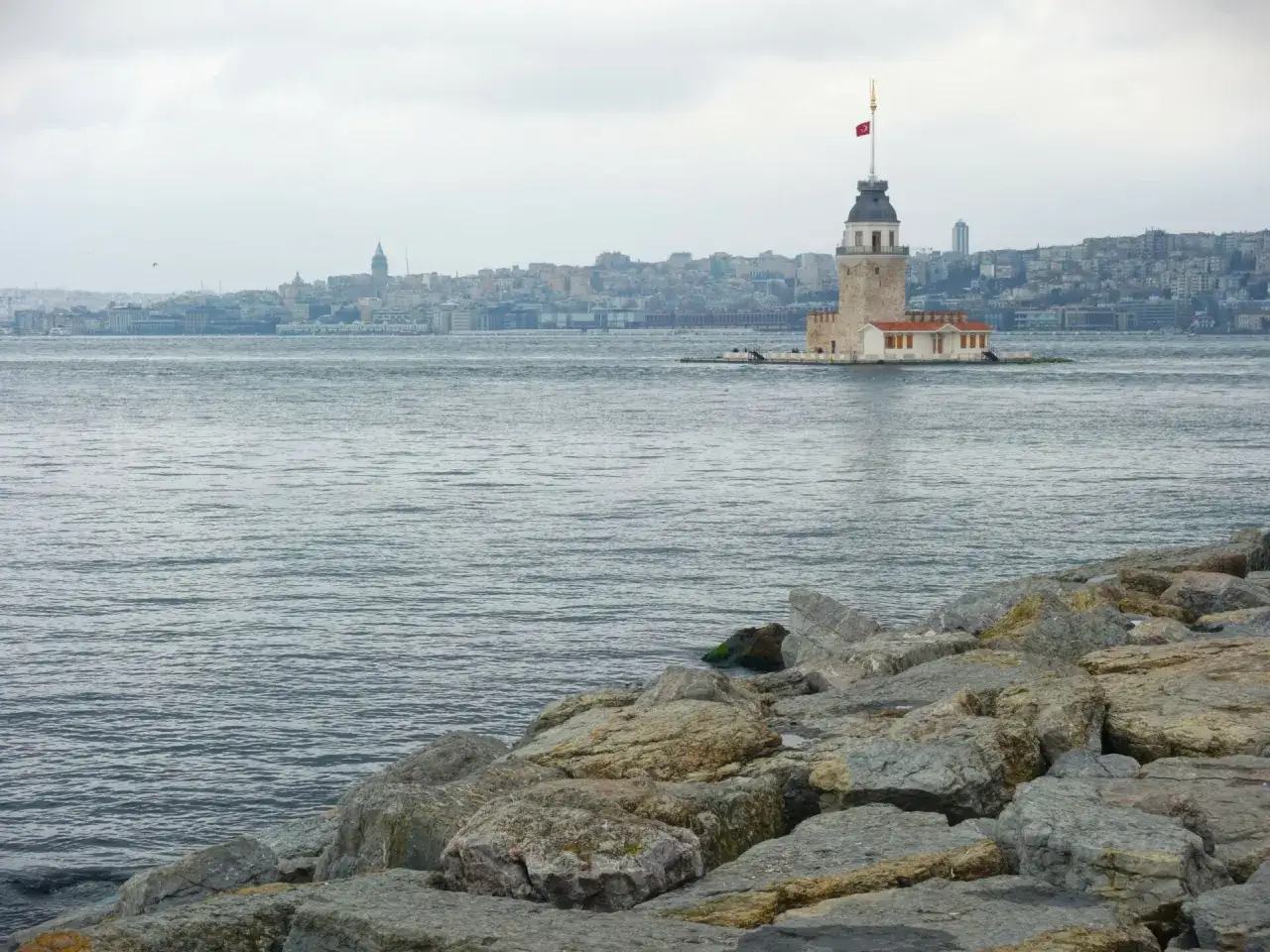 Wieża Dziewicza w Stambule, na tle zamglonego miasta. Pogoda w marcu jest typowo szara, ale widok jest magiczny.